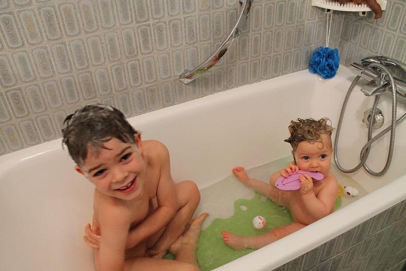 2013-12-30 Zelie assise dans le bain et Tim 004.JPG